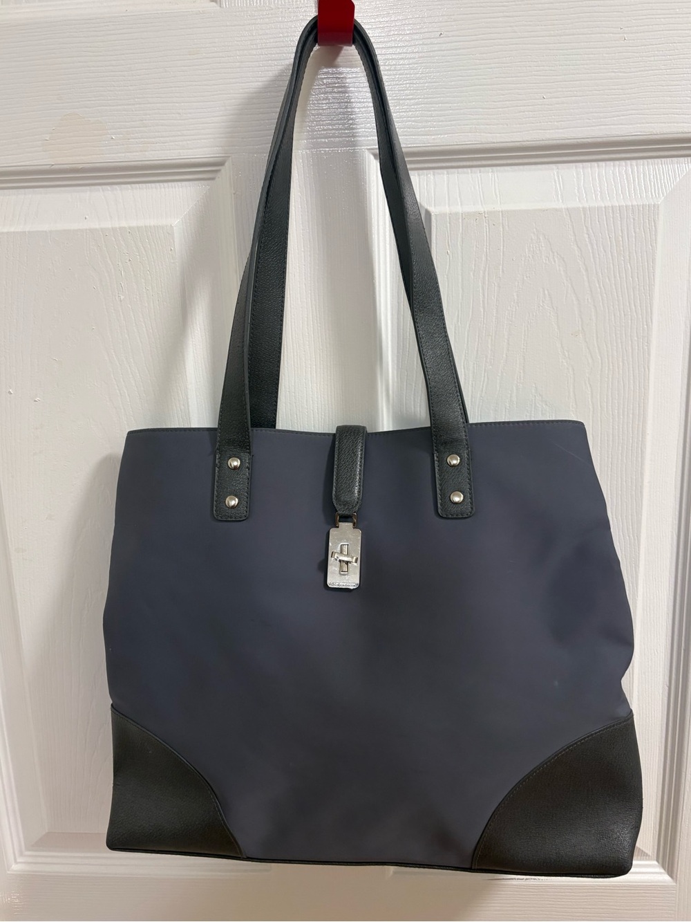 Liz Claiborne vinyl bag with toggle closure, double pockets
